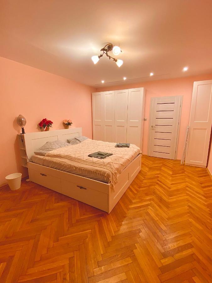 Entire Apartment In A Super Location - Cheap Monthly Rate クラクフ エクステリア 写真